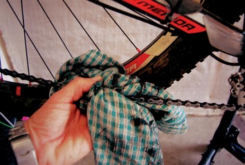 Cleaning your bike chain with a rag
