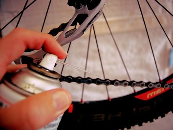 Clean-4_apply_degreaser_to_bicycle_chain