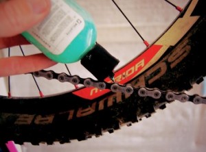 Clean-5_apply_lubrication_to_bicycle_chain