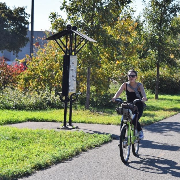 Here as Minnesota's landscape around the Twin Cities comes into its prime with fall foliage, we caught this cyclist enjoying the trail on a Nice Ride bike