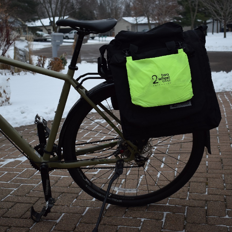 The Classic 2.0 Garment Pannier comes with a clip on bag with a highly visible waterproof cover.