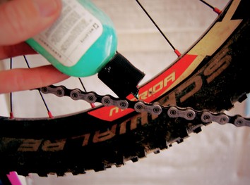 cleaning and lubing bike chain