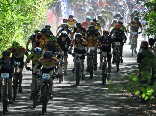 Hillside race stirs up a little dust between school teams. photo from MN High School Cycling League.